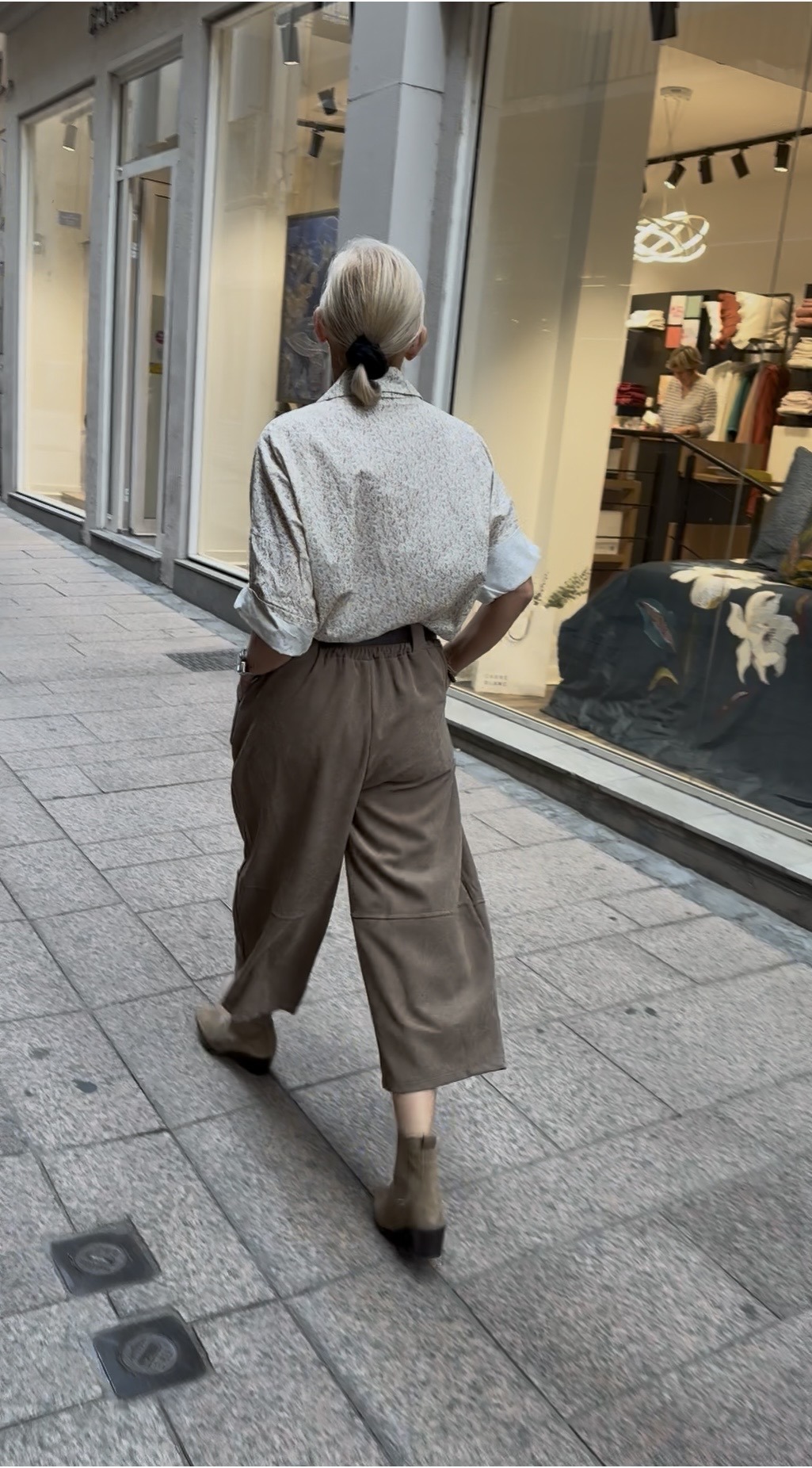 PANTALON A PINCE VELOURS LISSE TAUPE – Image 2
