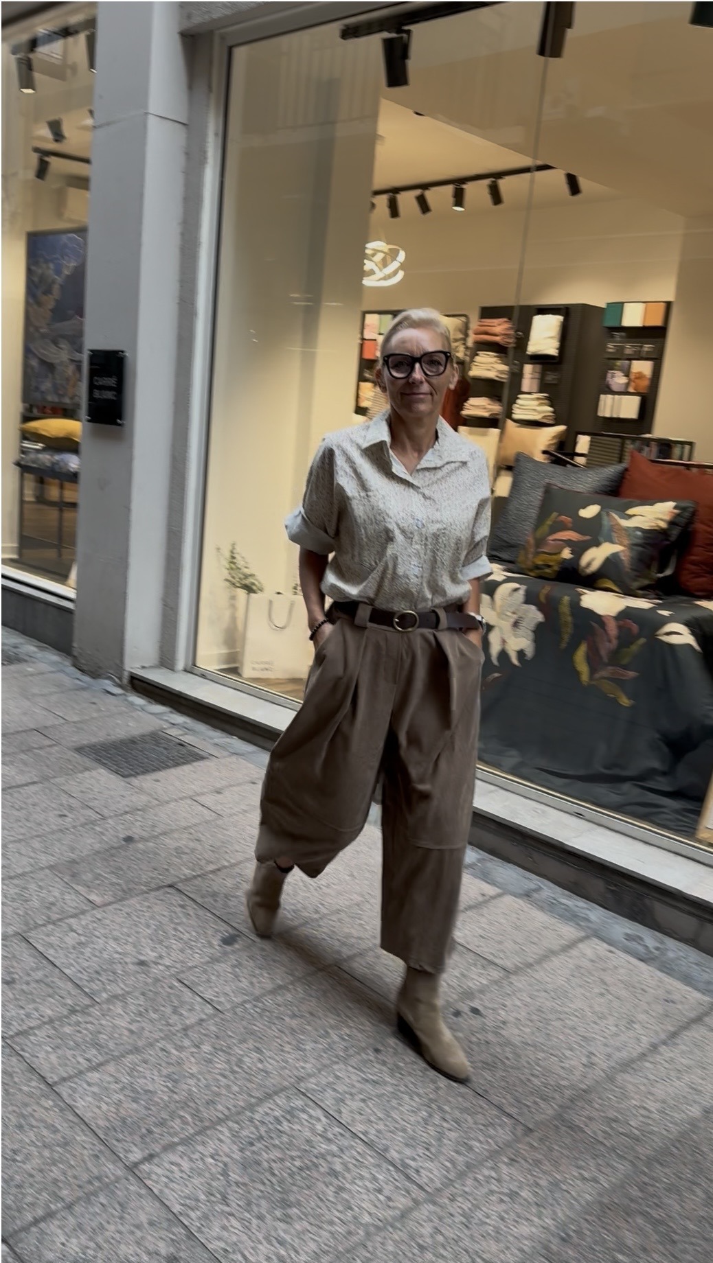 PANTALON A PINCE VELOURS LISSE TAUPE – Image 4