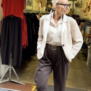 VESTE BEIGE ET CREME A BOUTON PULL